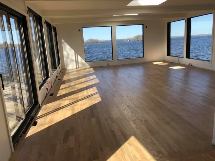 Sunlit open-plan floor — Planchers Locas